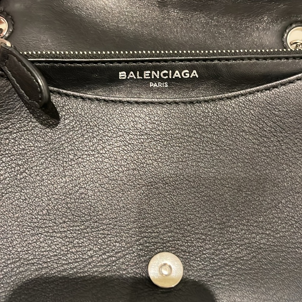 SOLD ✨BALENCIAGA Pebbled Calfskin Everyday Handbag - Picture 3 of 8